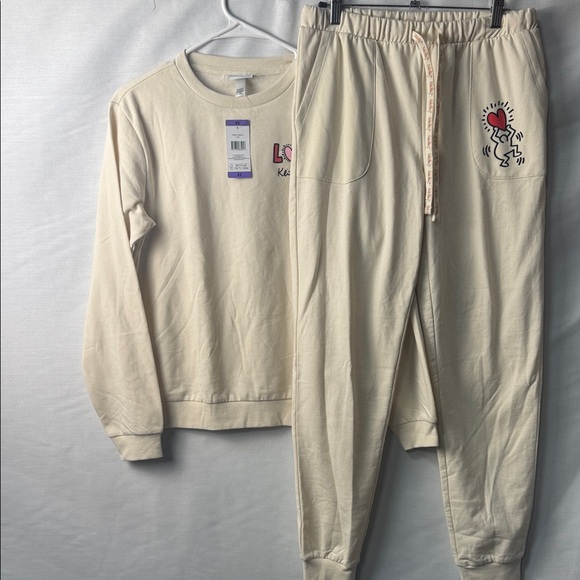 Pants - Cream Sweatshirt and Joggers Set with Heart Graphic